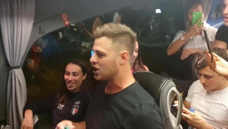 Tokyo 2020, Vanessa Ferrari canta "Madonnina dai riccioli d'oro" sul pullman verso casa