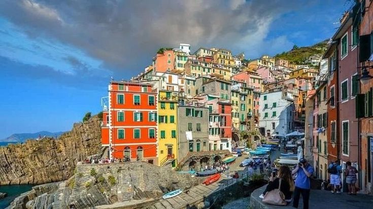 Cinque Terre, l’accoglienza in un messaggio WhatsApp, è la sfida di Riomaggiore