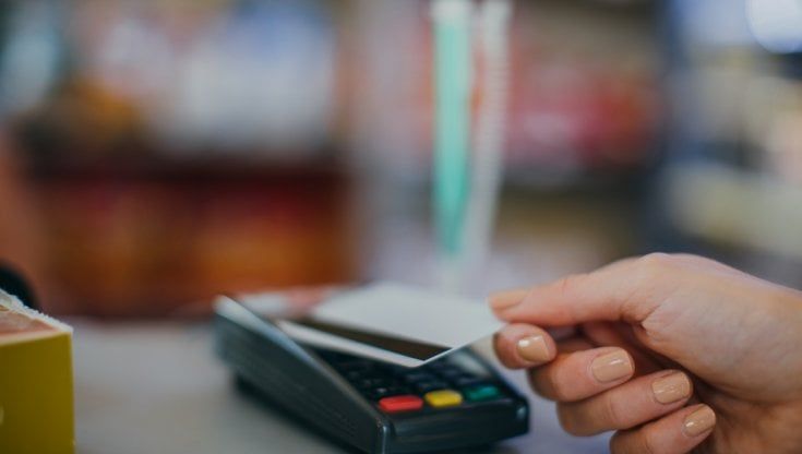 Italia indietro sui pagamenti digitali, ma il cambio di marcia è in atto