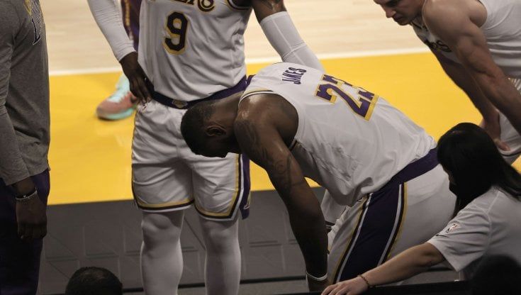 Basket, Nba: LeBron si fa male. Lakers battuti in casa da Atlanta. 18 punti per Gallinari