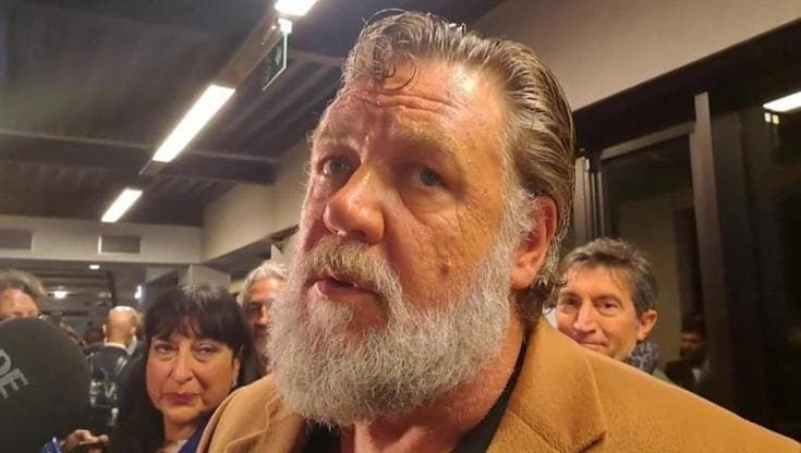 Russell Crowe ai cronisti: "La mia canzone italiana preferita? Sarà perché ti amo"