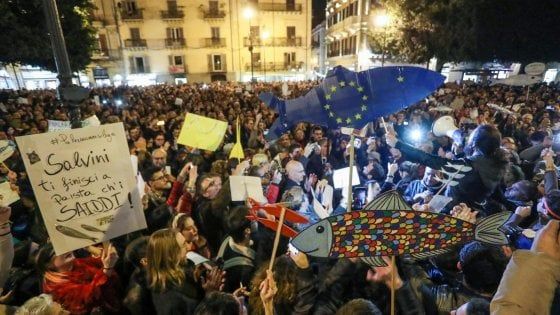 Napoli, il giorno delle sardine in piazza Dante: "Canti e flash mob per fermare Salvini"