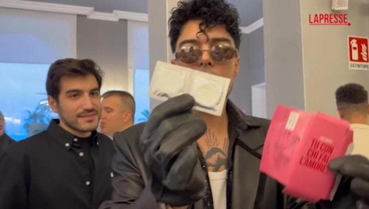 Sanremo 2025, The Kolors regalano preservativi: "Usateli durante la nostra canzone"