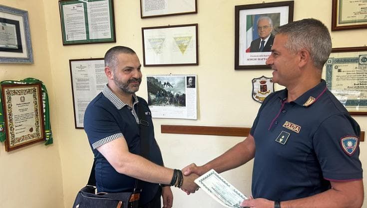Trova in strada a Catania buoni postali per 20 mila euro, riconsegnati al titolare a Londra