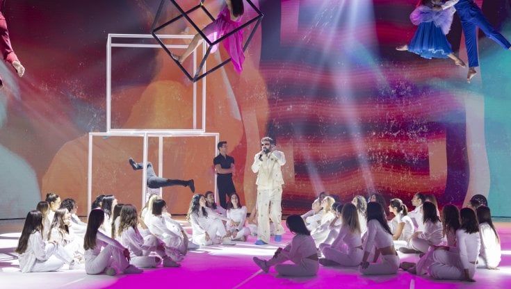 Roberto Bolle e il sogno dei giovani ballerini in bianco: "Dalla sbarra in piazza Duomo alla tv, danzare con lui è unico"