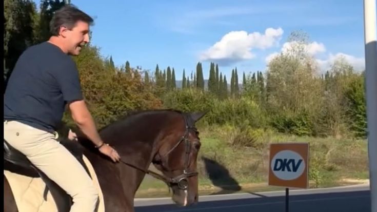 Contro il caro carburanti, Dario Nardella va a cavallo. Il video ironico: “Non resta che lui...”