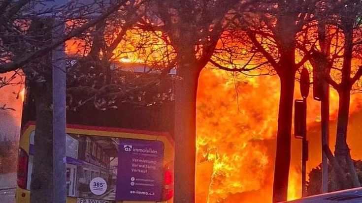 Autobus in fiamme in Svizzera, 6 morti e 5 feriti: “Un passeggero si è dato fuoco”
