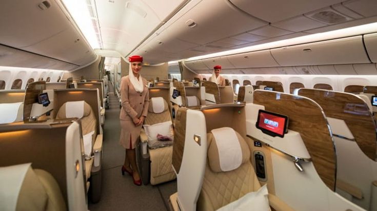 Super bonus di Emirates ai 130mila dipendenti: 5 mesi di stipendio premio per il record di utili