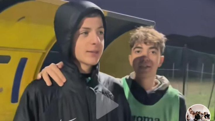 Sedute reclinabili, ruggine e alveari: su TikTok le allegre recensioni delle panchine di calcio