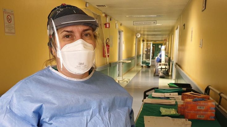 Milano, l'amarezza degli infermieri: "Non siamo più degli eroi, hanno già ripreso a insultarci"
