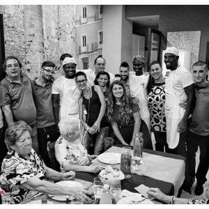 Taranto, apre il ristorante  che dà lavoro a immigrati, detenuti e giovani delle periferie