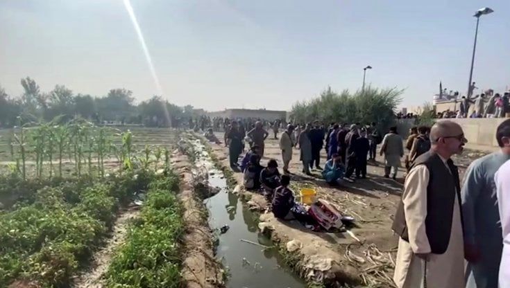 Ressa all’aeroporto di Kabul: 7 morti tra i civili. Voli commerciali per le evacuazioni degli afghani