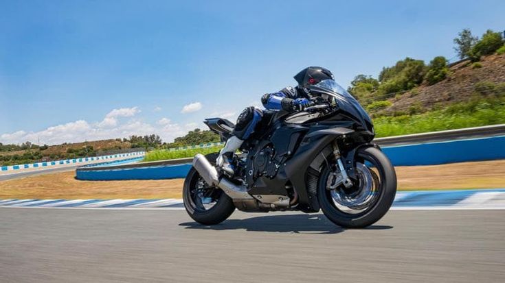 Yamaha R1 Race e Gytr, nate per la pista: soluzioni da Gran premio per l’ultima versione della sportiva di Iwata