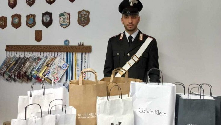 Trovano carta di credito e fanno shopping al Fidenza Village: quattro ventenni nei guai 