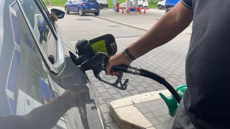Benzina, la verde self supera i 2 euro in media nazionale