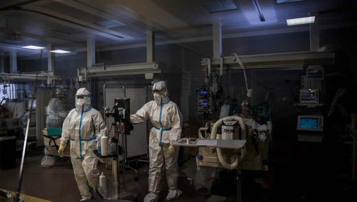 Covid, a gennaio più di 5.500 i morti. Andreoni: "Venite subito in ospedale, con i monoclonali vi salviamo"