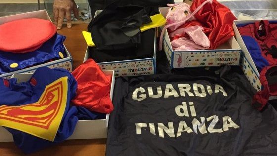 Caltanissetta, la finanza sequestra quattromila costumi di carnevale