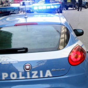 Accoltella il capo alla testa con un coltello di 24 cm a Paola: arrestato