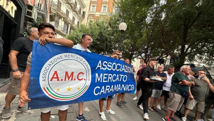 Stadio nel quartiere Poggioreale di Napoli, mercatali protestano