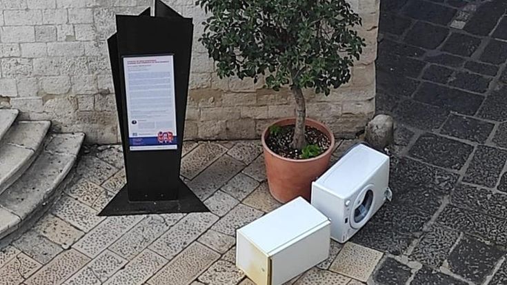 Una lavatrice abbandonata davanti alla cattedrale di Bari, la rabbia del sindaco Leccese: “C’è chi odia la città”