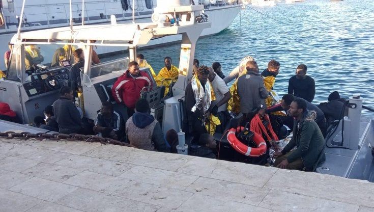 Migranti, in 10 giorni arrivi decuplicati: chi parte dall’Africa centrale ora sceglie la rotta tunisina