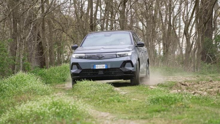 Al volante della Opel Grandland AWD elettrica