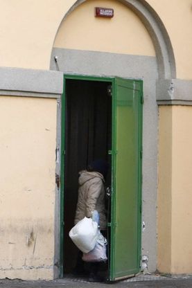 Roma, degrado al San Camillo: il padiglione dismesso diventa il rifugio dei clochard