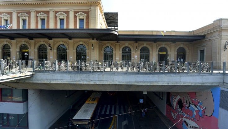 Parma, individuati grazie alle telecamere sette giovani protagonisti di una rissa in stazione 