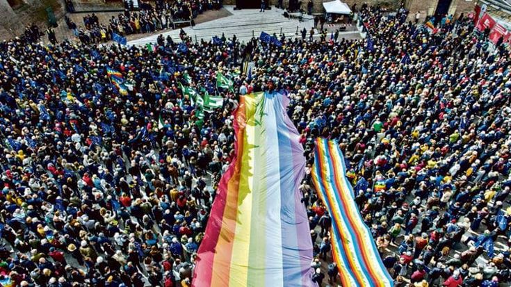 L’onda blu riempie pure Bologna: “È lo spirito di Ventotene”