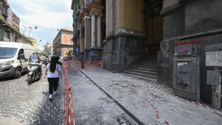 Napoli, la Galleria Principe tra crolli e clochard: "Il Comune intervenga"