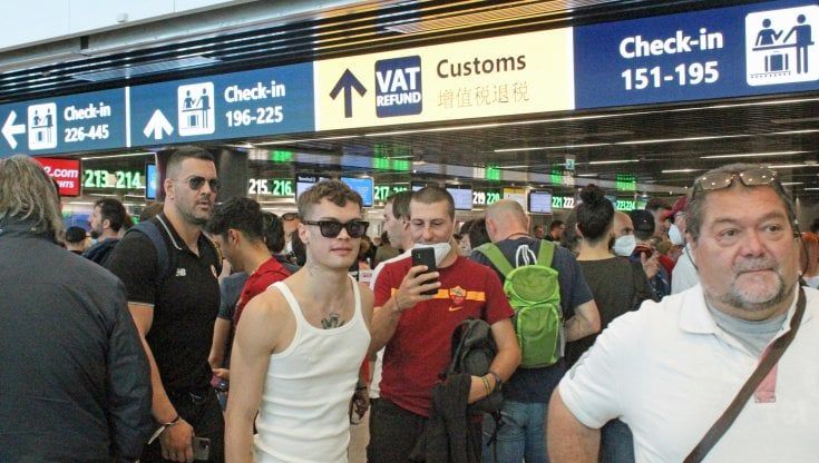 Scontri a Tirana, accoltellato un agente e feriti nove tifosi italiani. Totti a pranzo con Premier albanese poi allo stadio. Olimpico già pieno