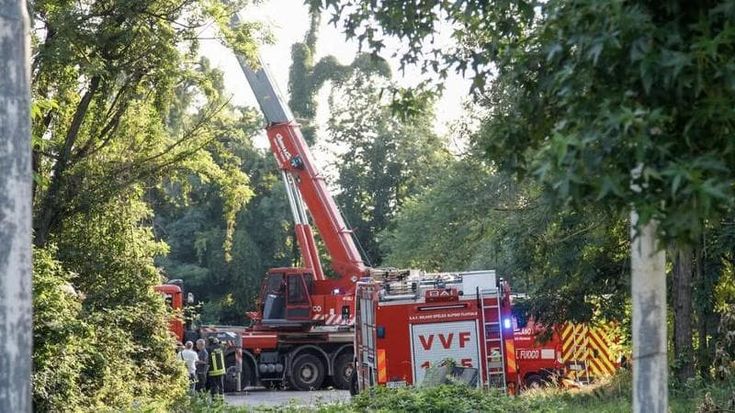 Auto finisce in un fosso e si ribalta nel Pavese: morta una donna, feriti i figli di 11 e 14 anni