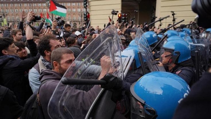 Due arresti e 25 denunce per gli scontri durante la manifestazione contro il riarmo