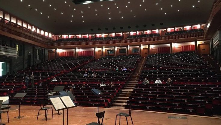 Carlo Felice, concerto nel deserto