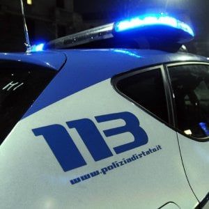 Bologna, picchia davanti ai figli la compagna e un agente