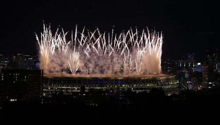 Tokyo 2020, i fuochi d'artificio illuminano lo Stadio Nazionale 