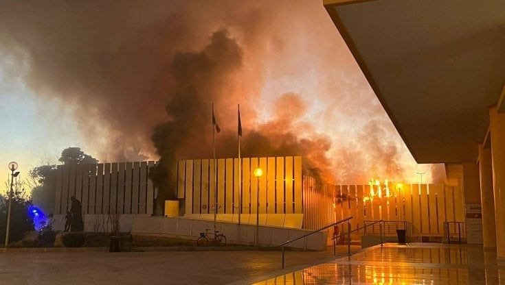 Barletta, incendio lambisce l'ospedale: brucia la struttura della Protezione civile. Trasferiti i pazienti in Rianimazione, nessun ferito