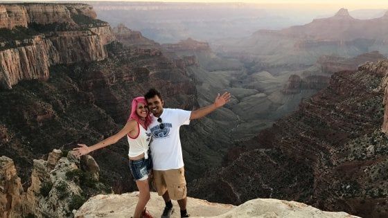 Precipitano nel vuoto per un selfie, coppia indiana avvisava: "La vita vale più di una foto"