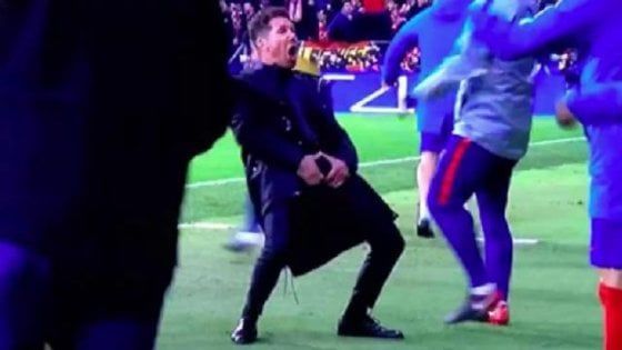 Juventus, idea social per la rimonta: la foto del gesto di Simeone appeso negli spogliatoi