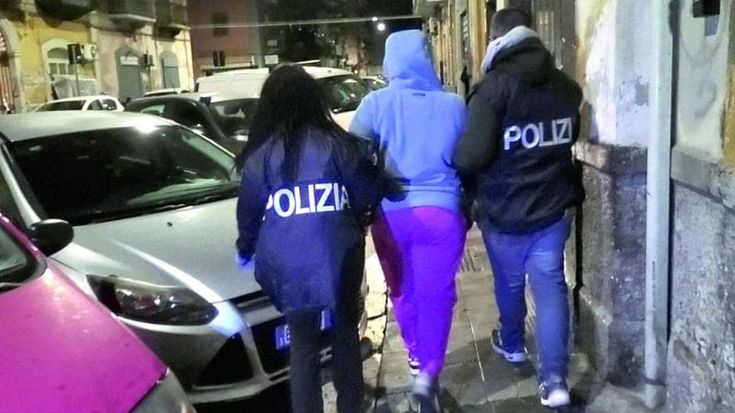 Bari, la droga del clan nigeriano viaggiava sui pullman, arrivava nei b&b e anche nel Cara di Palese