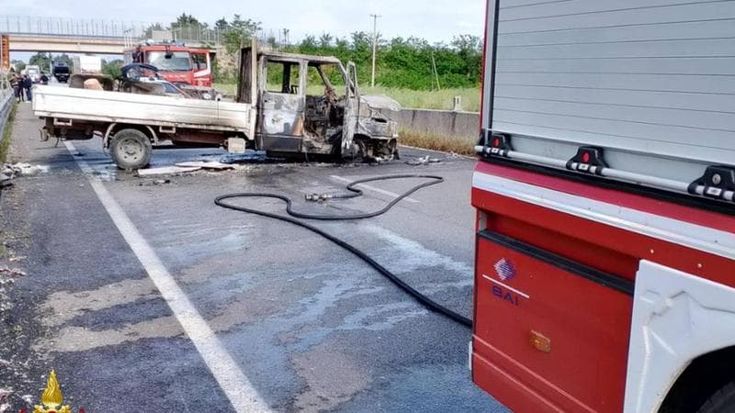Bari, assalto fallito a un portavalori: mezzi incendiati e paura sulla provinciale Terlizzi-Bitonto