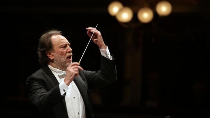 Riccardo Chailly torna a casa dall’ospedale: valori buoni dopo lo spavento alla Scala