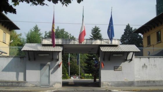 Si scontra in moto davanti alla caserma della polizia e gli cade la pistola rubata: 20 mesi di carcere