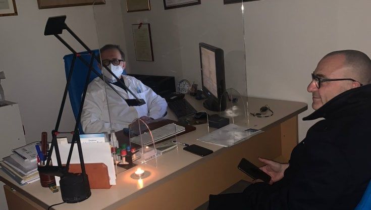 In Puglia visite a lume di candela negli ambulatori dei medici di famiglia: "Tra carenza di personale e fondi la situazione è insostenibile"