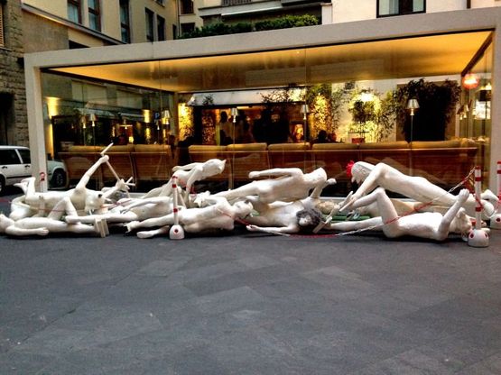 Vicolo dell'Oro, gli acrobati non volteggiano più: le sculture ammassate per la fine dell'installazione