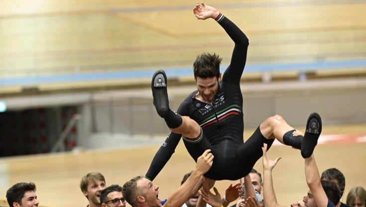 Filippo Ganna batte il record dell'ora e entra nella storia del ciclismo