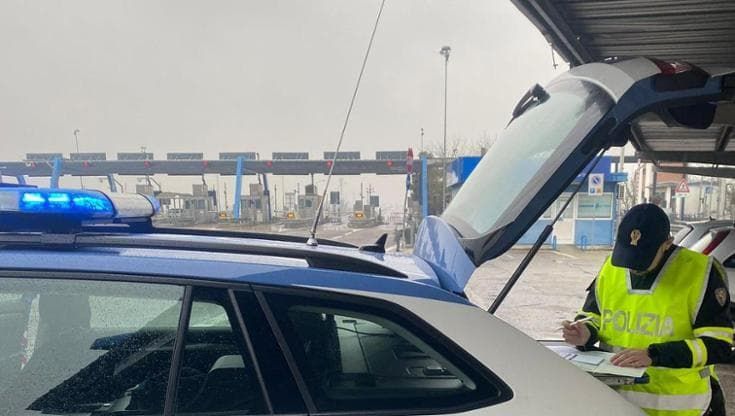 Ignora il tratto chiuso in A13 e piomba con l’auto nel cantiere. Patente ritirata