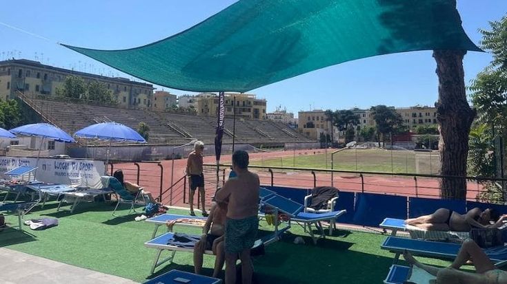 Caldo, anziani e disabili gratis sulla terrazza della piscina del Collana. “Così combattiamo l’afa”
