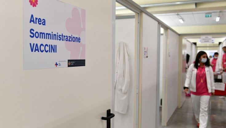 Vaccinazione eterologa, ok di Ema ed Ecdc: "Sicura ed efficace"