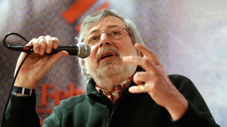 L’addio a Guccini e la commozione di Milano: “Francesco, sei stato un libero pensatore”